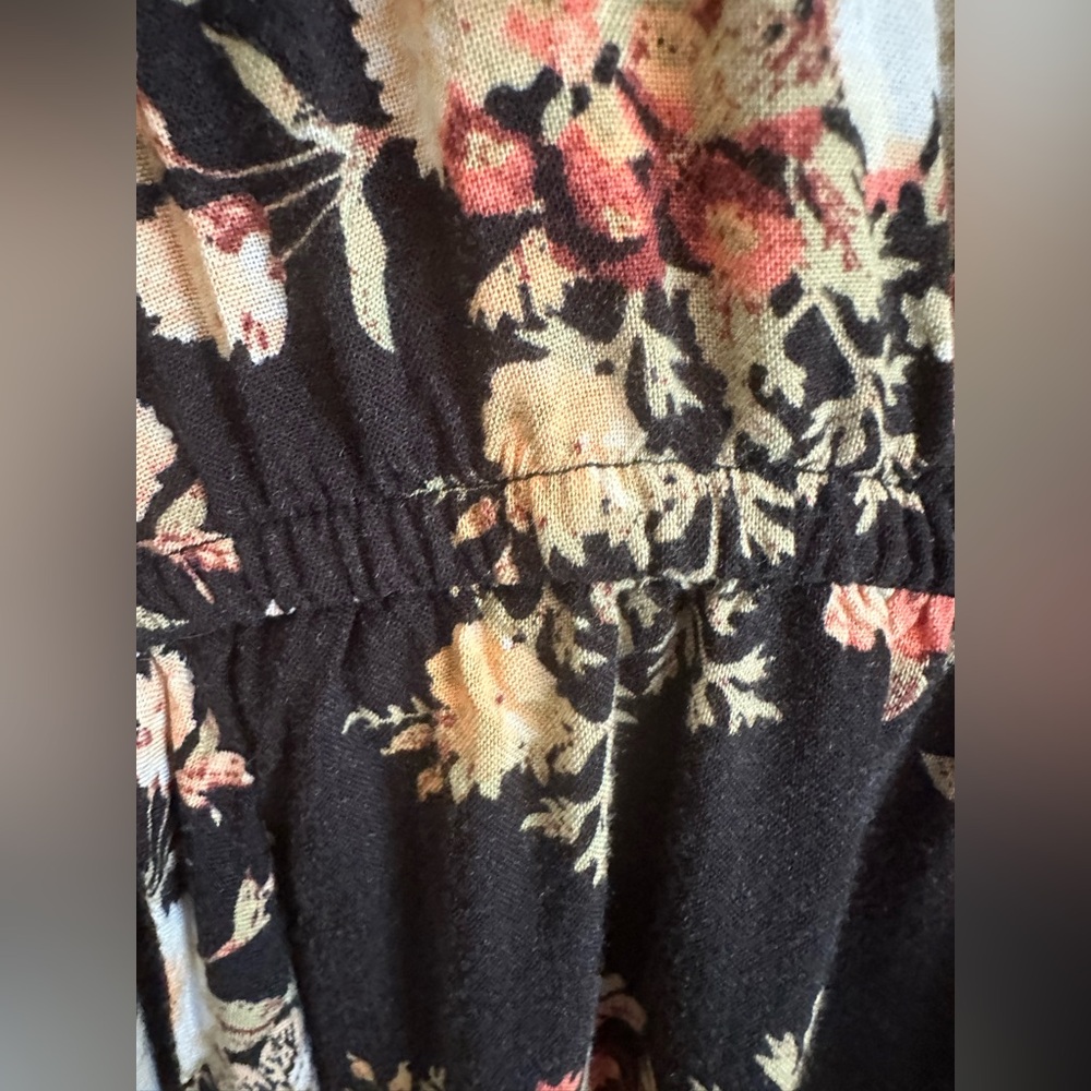 Deep V Floral Romper - Picture 6 of 8